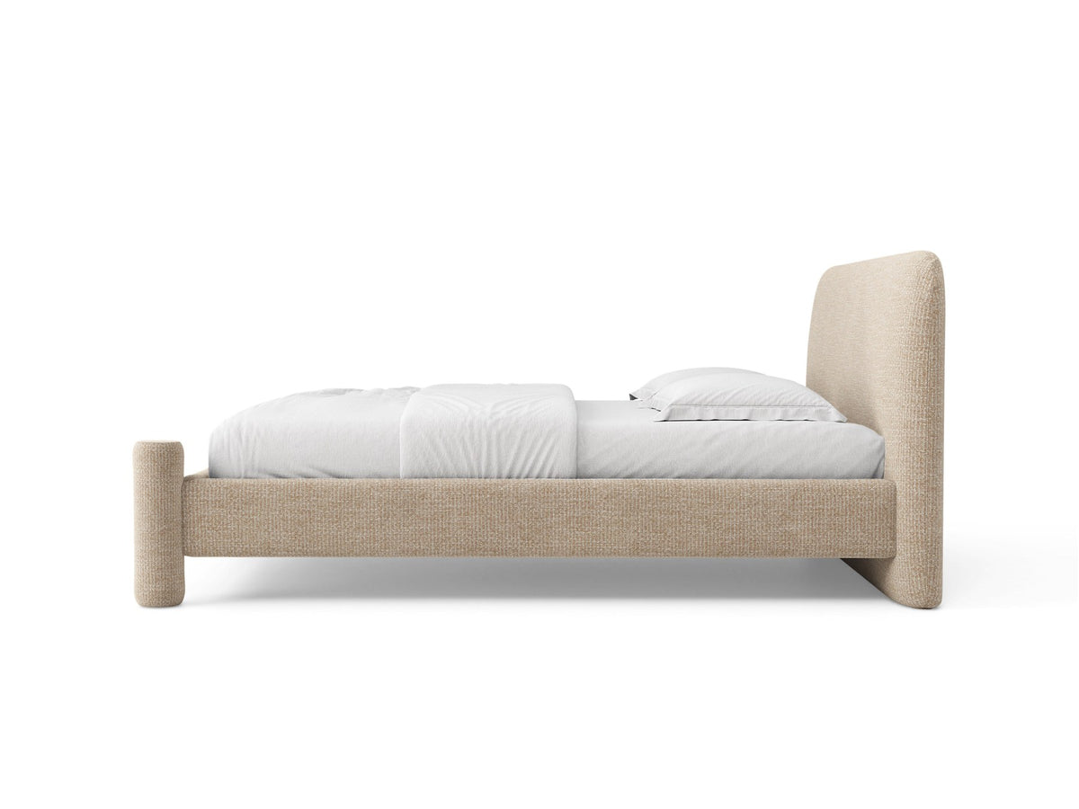 Foto des Vera Betts mit gepolstertem, abgerundetem Kopfteil in leichtem Beige, Chenille-Stoff, Holzbeinen und Doppelbett-Rahmen.