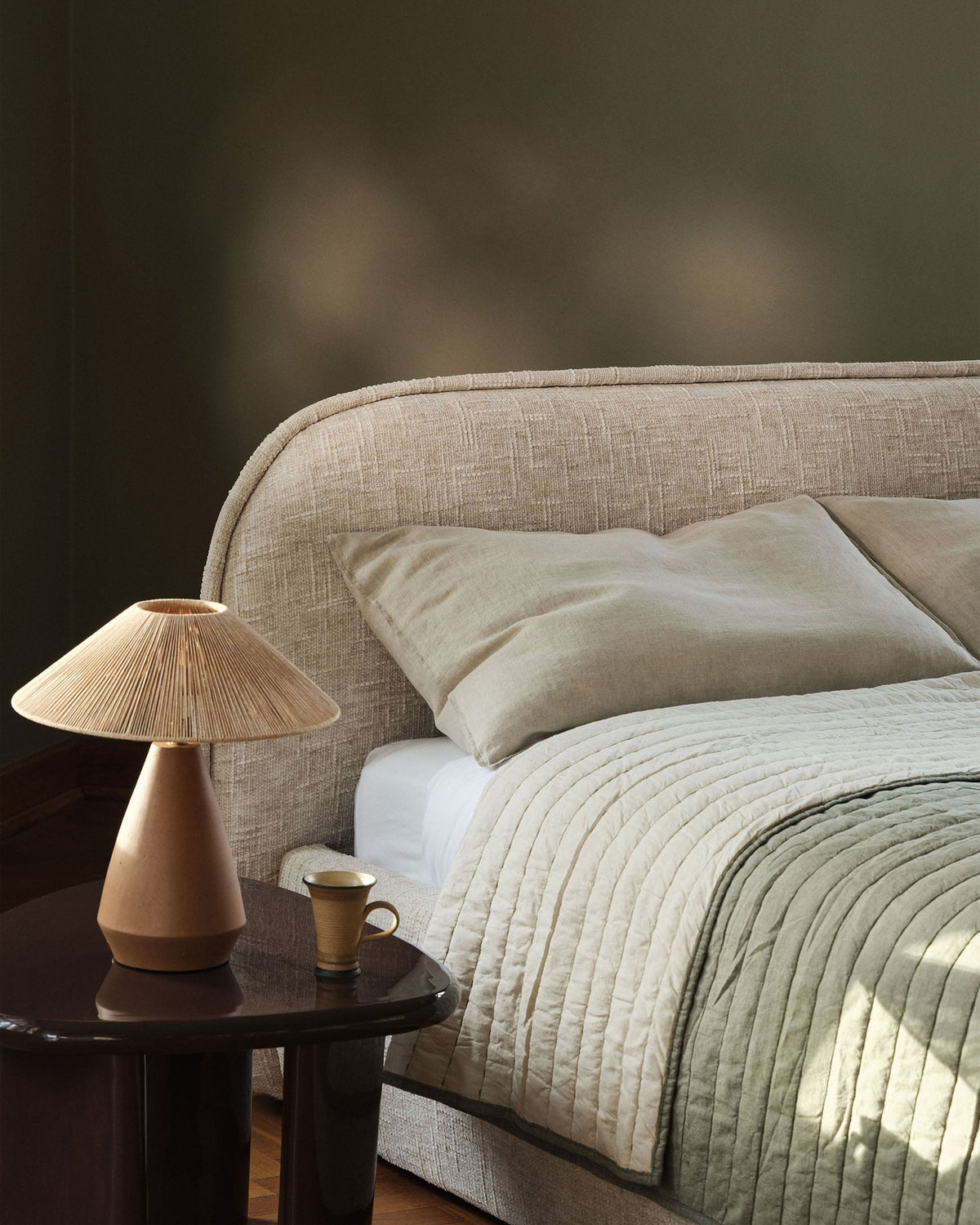 Murada Bett mit Kopfteil von Micadoni in Light Beige Melange-Tracy, Bettgestell aus Möbelplatte mit Stoffbezug und schwarzen Kunststoffbeinen.