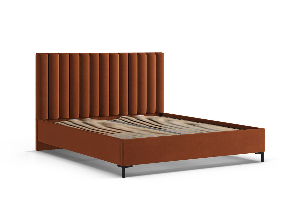 Flaschengrünes Boucle-Bett mit Stauraumkasten, gepolstertem Kopfteil und schwarzen Metallbeinen, Frontalansicht im Schlafzimmer.