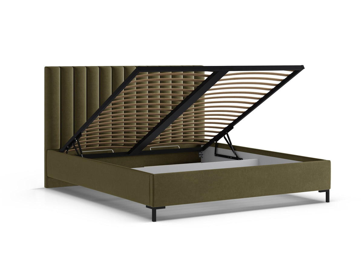 Flaschengrünes Boucle-Bett mit Stauraumkasten, gepolstertem Kopfteil und schwarzen Metallbeinen, Frontalansicht im Schlafzimmer.