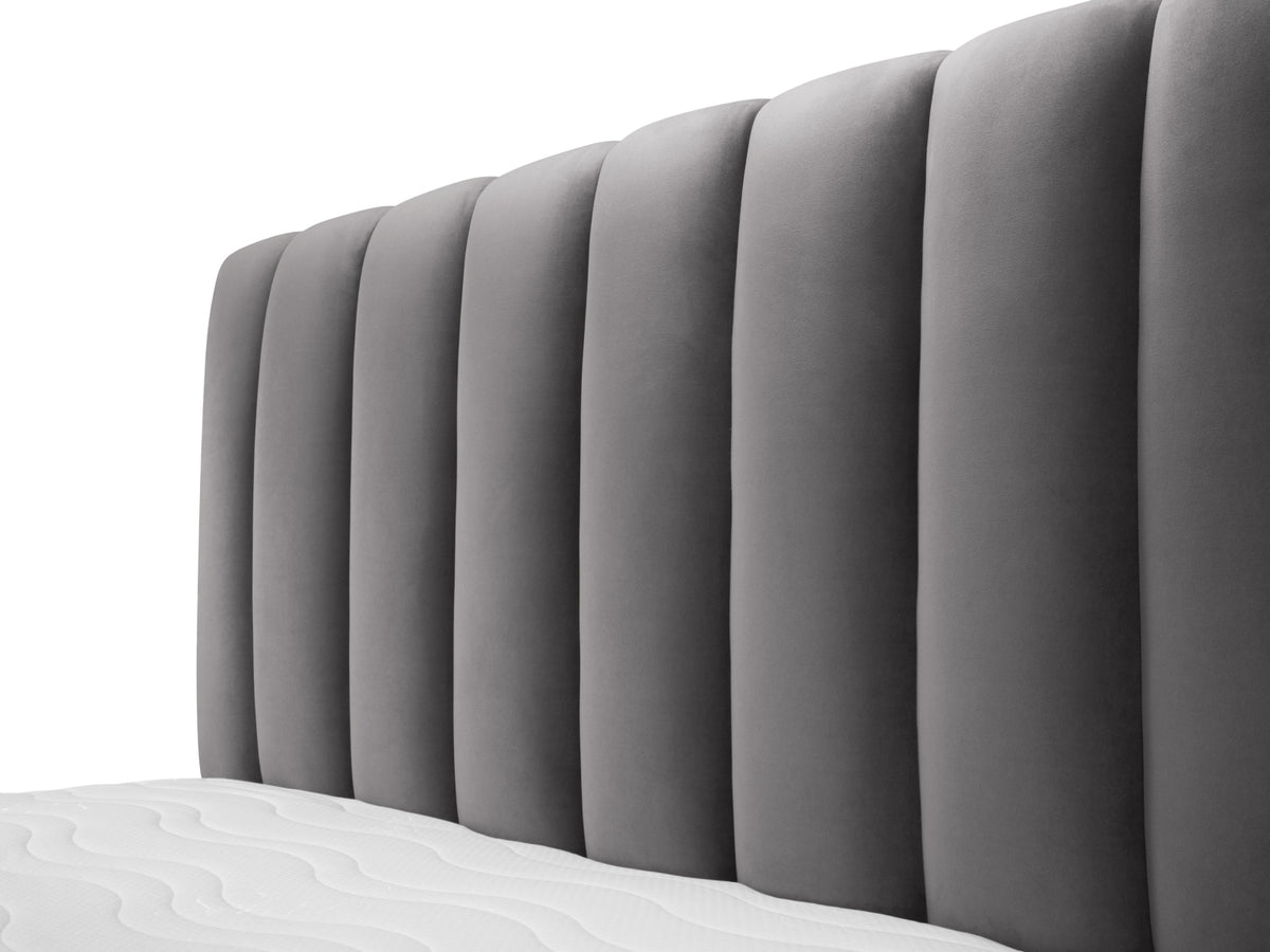 Kelp Bett mit Stauraum und Headboard 180cm in Grey-Bluvel präsentiert im Onlineshop von KAQTU Design AG. Bett ist von Micadoni
