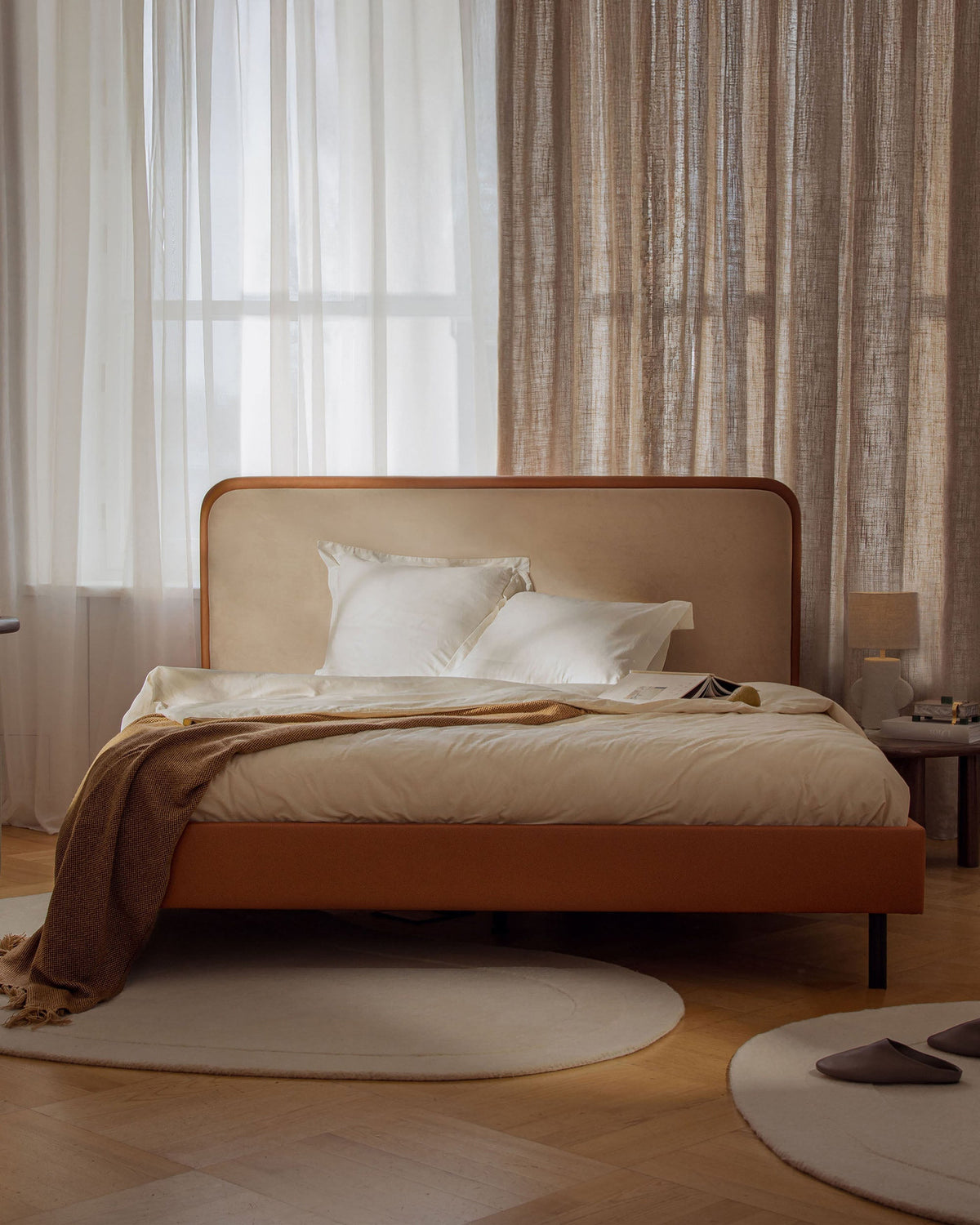 Aveline Bett mit gepolstertem Kopfteil, Stoffbezug Wind, Liegefläche 200 x 200 cm, schwarze Holzbeine, Farbe Ivory-Wind, von Micadoni