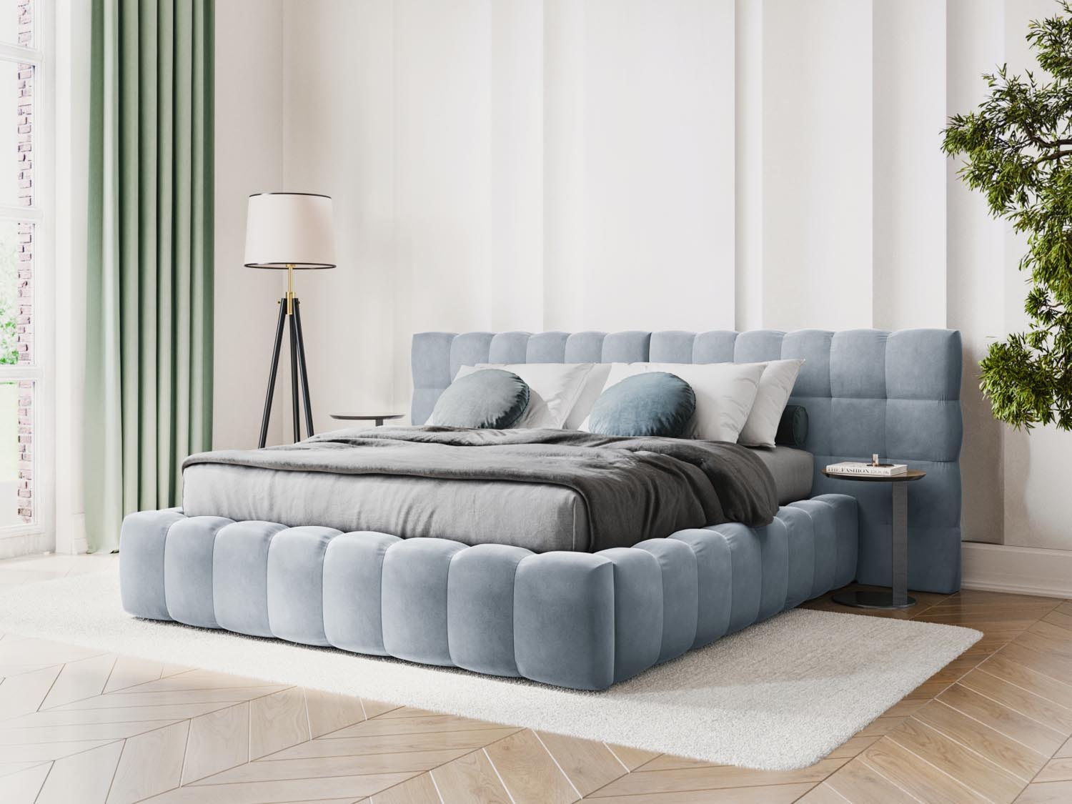 Elegantes Mamaia Velour Bett in sanftem Hellblau mit praktischem Stauraum und stilvollem doppeltem Headboard, ideal für moderne Schlafzimmer.