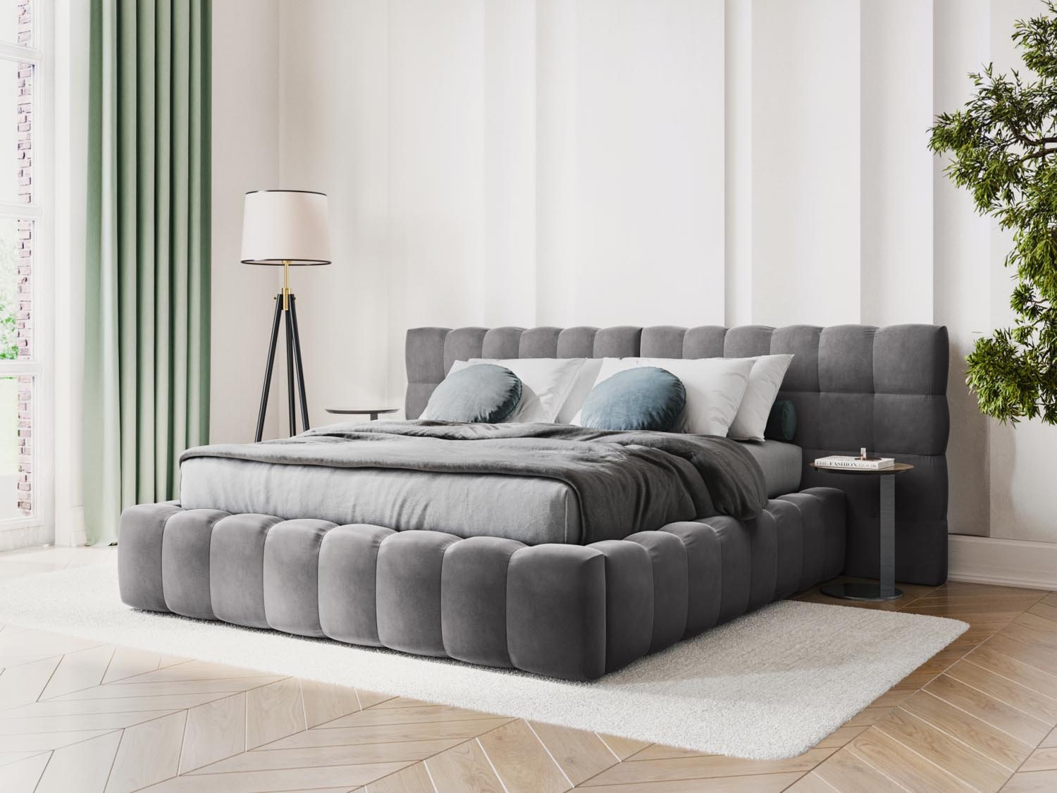 Elegantes Mamaia Velour Bett in Grau mit doppeltem Headboard und praktischem Stauraum, ideal für stilvolle Schlafzimmer.