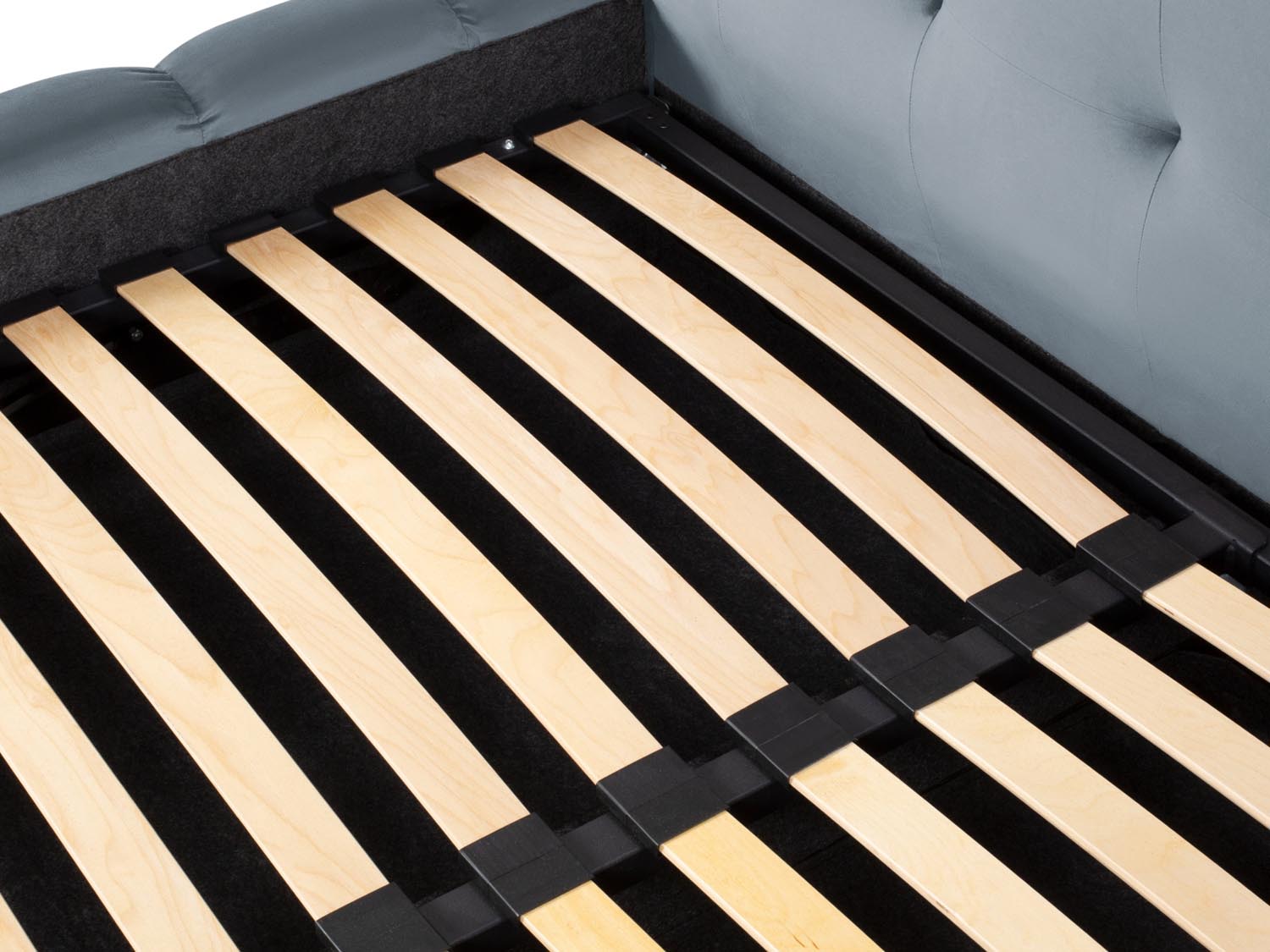 Stilvolles Mamaia Velour Bett in zartem Hellblau, ausgestattet mit praktischem Stauraum und einem doppelten Kopfteil für zusätzlichen Komfort.