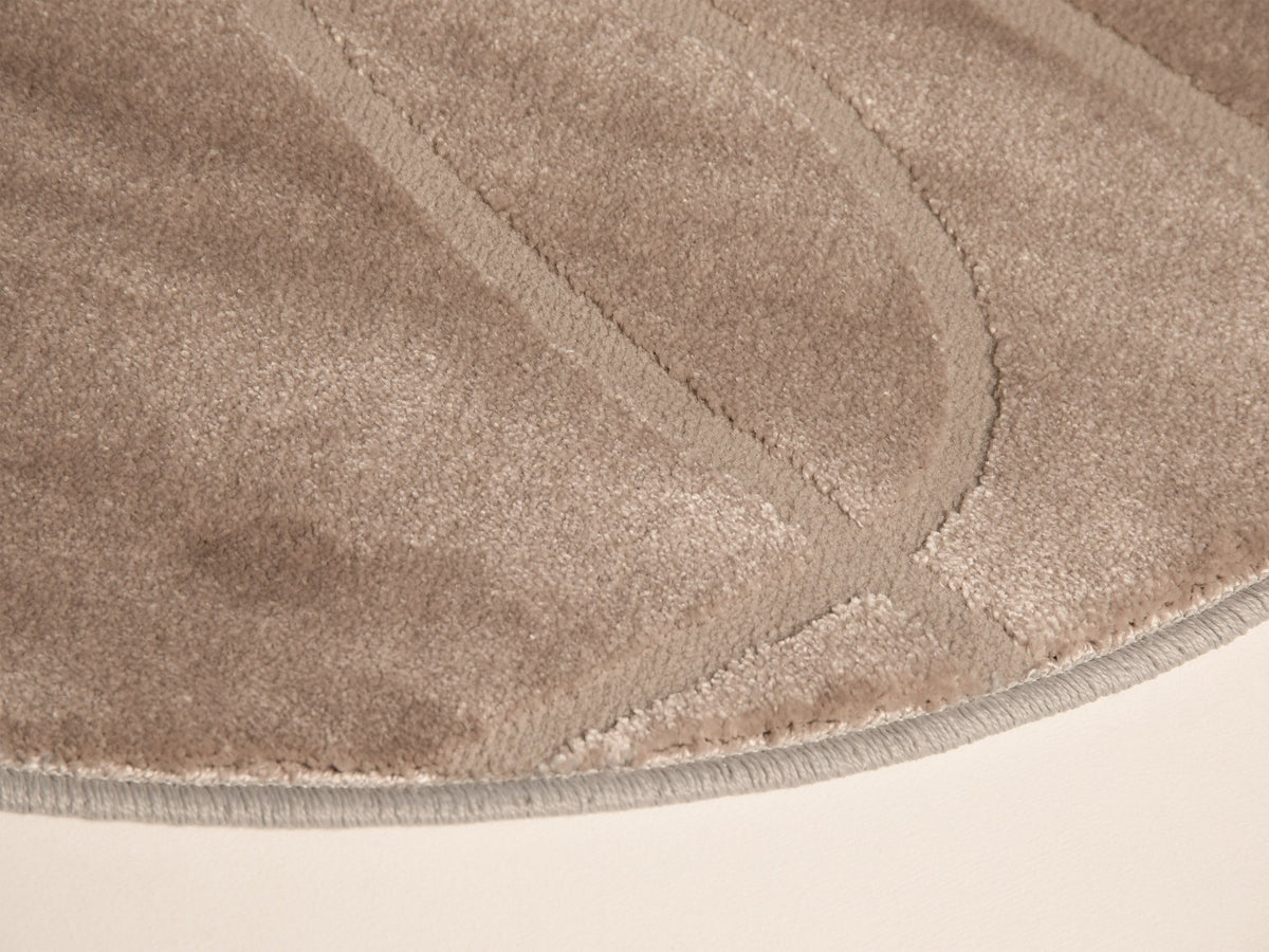 Runder beiger Teppich Tana von Micadoni aus einer Polypropylen-Polyester-Mischung mit dichtem, strukturiertem Flor und sauberen Kanten.