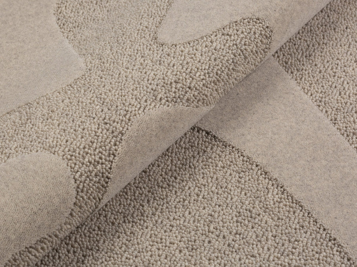 Hellgrauer Flow Teppich von Micadoni aus 100% englischer Wolle, rechteckige Form mit sauber verarbeiteten Kanten, Grösse 230x160cm.