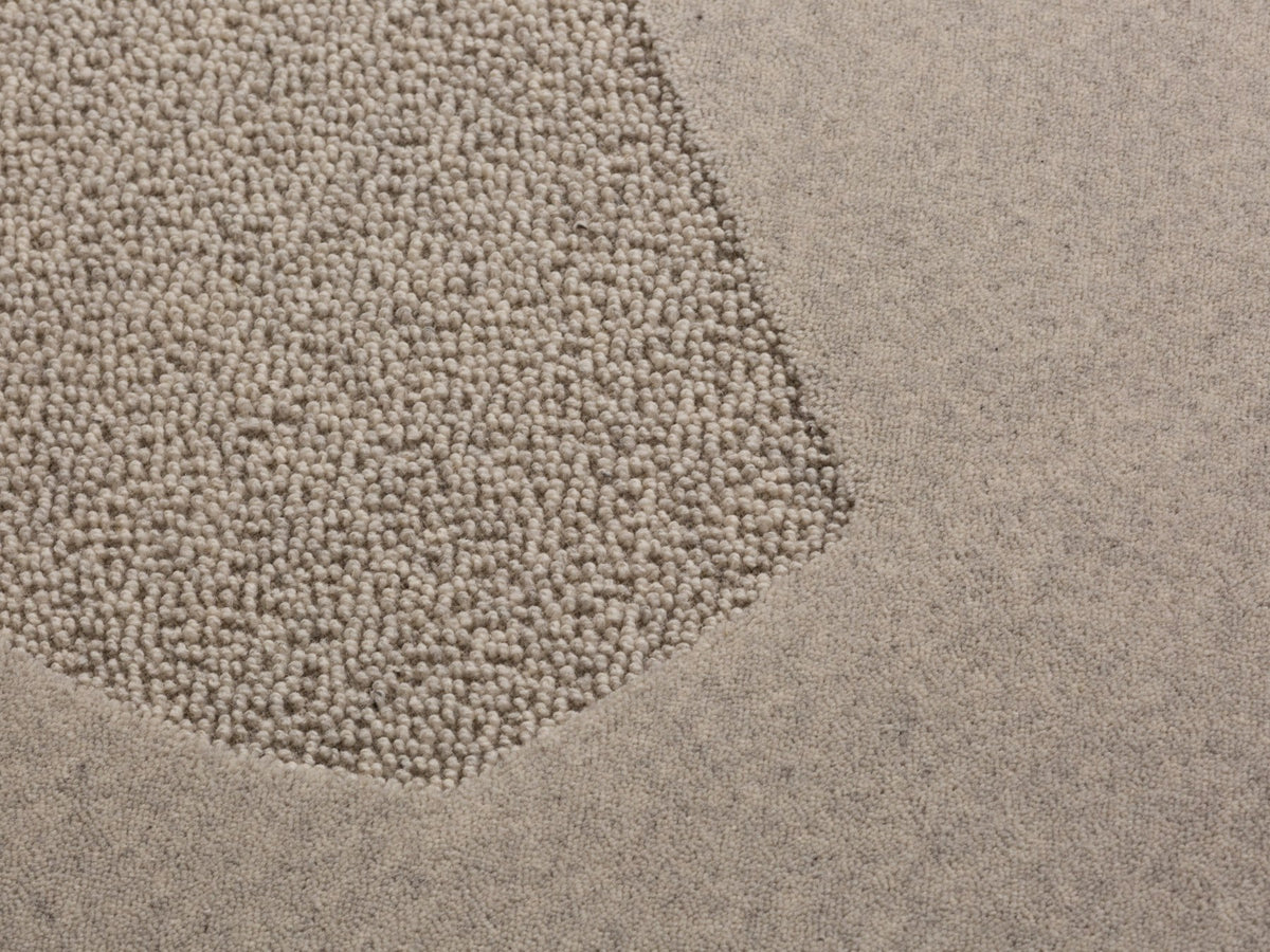 Hellgrauer Flow Teppich von Micadoni aus 100% englischer Wolle, rechteckige Form mit sauber verarbeiteten Kanten, Grösse 230x160cm.