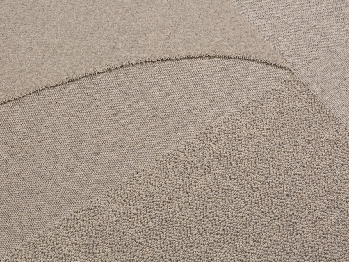 Hellgrauer Wollteppich Constructo von Micadoni, rechteckig, 300 x 200 cm, mit dichtem Flor und sauber verarbeiteten Kanten.