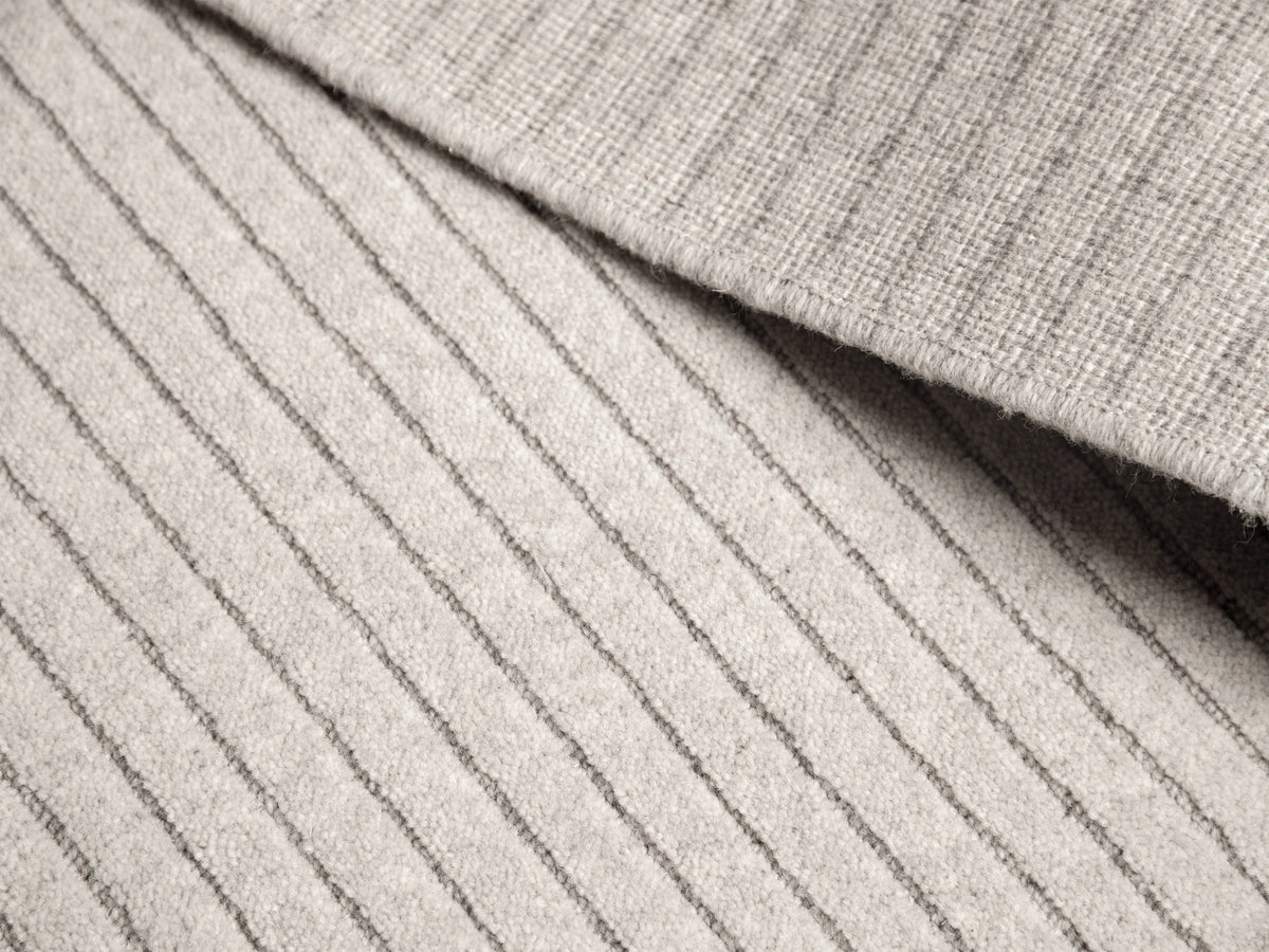 Hellgrauer Teppich Rokel aus 100% Wolle mit Streifenmuster, Schnitt- und Schlingenflor, Grösse 300x200cm, Hersteller Micadoni.
