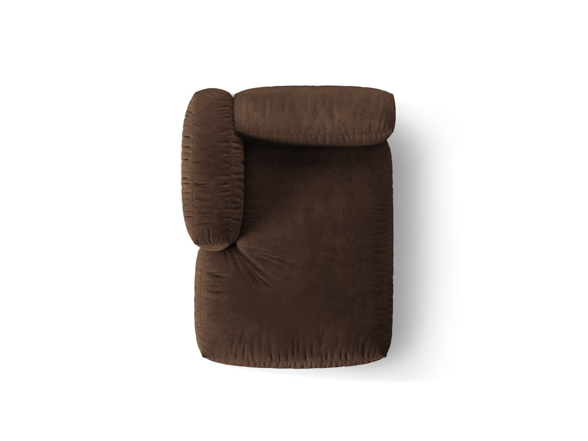 Modulares Sofa Martina von Micadoni in Schokolade: Chaiselongue mit Veloursstoff, schwarzen Kunststoffbeinen und niedriger Rückenlehne.