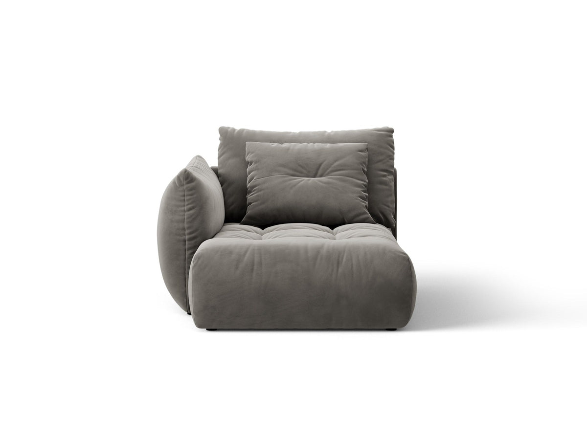Beige Chaiselongue Bloom von Micadoni mit Veloursbezug Casino Pearl, schwarzen Kunststoffbeinen und gepolsterter Rückenlehne.