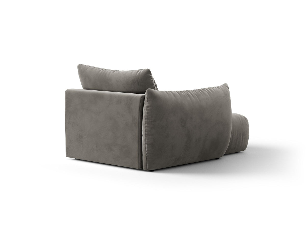 Beige Chaiselongue Bloom von Micadoni mit Veloursbezug Casino Pearl, schwarzen Kunststoffbeinen und gepolsterter Rückenlehne.