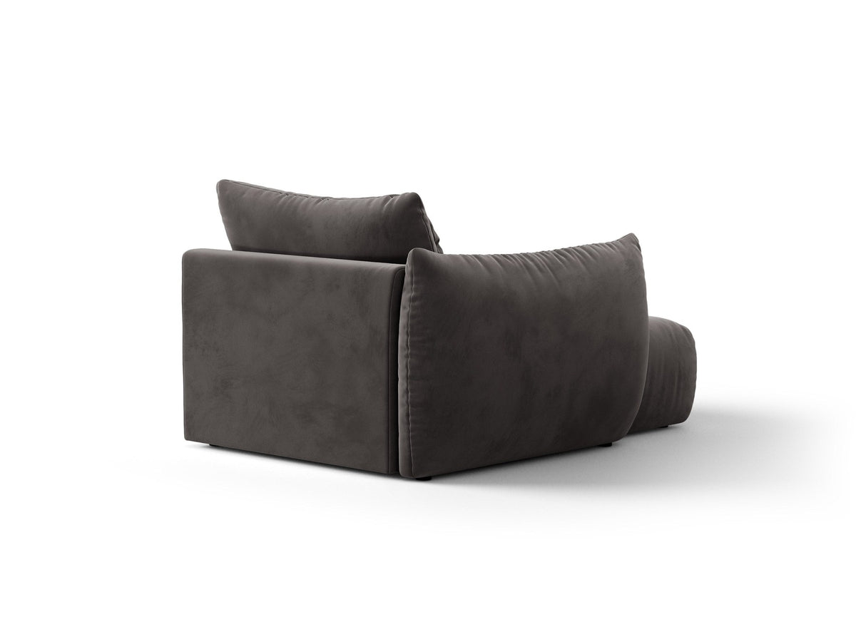 Beige Chaiselongue Bloom von Micadoni mit Veloursbezug Casino Pearl, schwarzen Kunststoffbeinen und gepolsterter Rückenlehne.