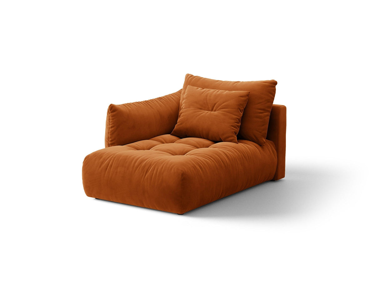 Beige Chaiselongue Bloom von Micadoni mit Veloursbezug Casino Pearl, schwarzen Kunststoffbeinen und gepolsterter Rückenlehne.