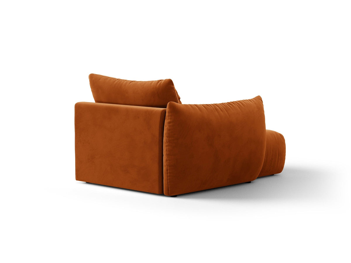 Beige Chaiselongue Bloom von Micadoni mit Veloursbezug Casino Pearl, schwarzen Kunststoffbeinen und gepolsterter Rückenlehne.
