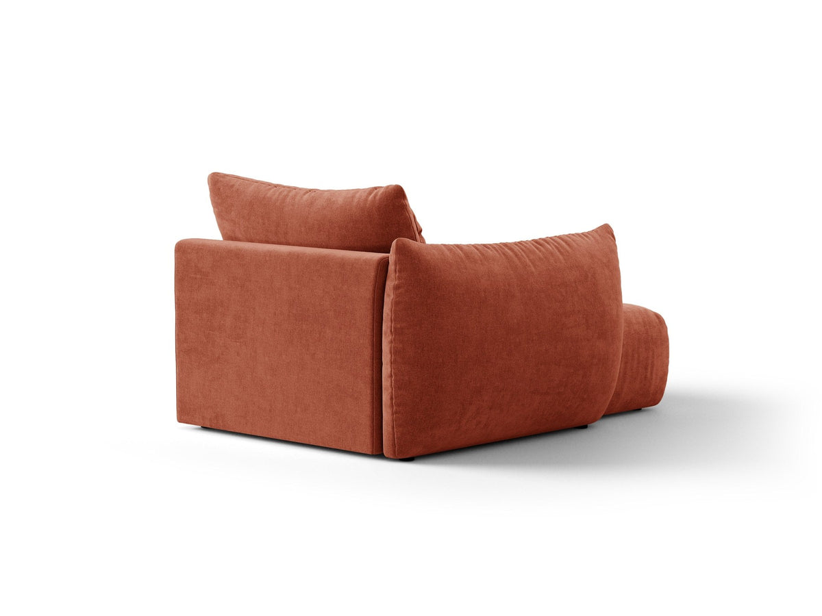 Beige Chaiselongue Bloom von Micadoni mit Veloursbezug Casino Pearl, schwarzen Kunststoffbeinen und gepolsterter Rückenlehne.