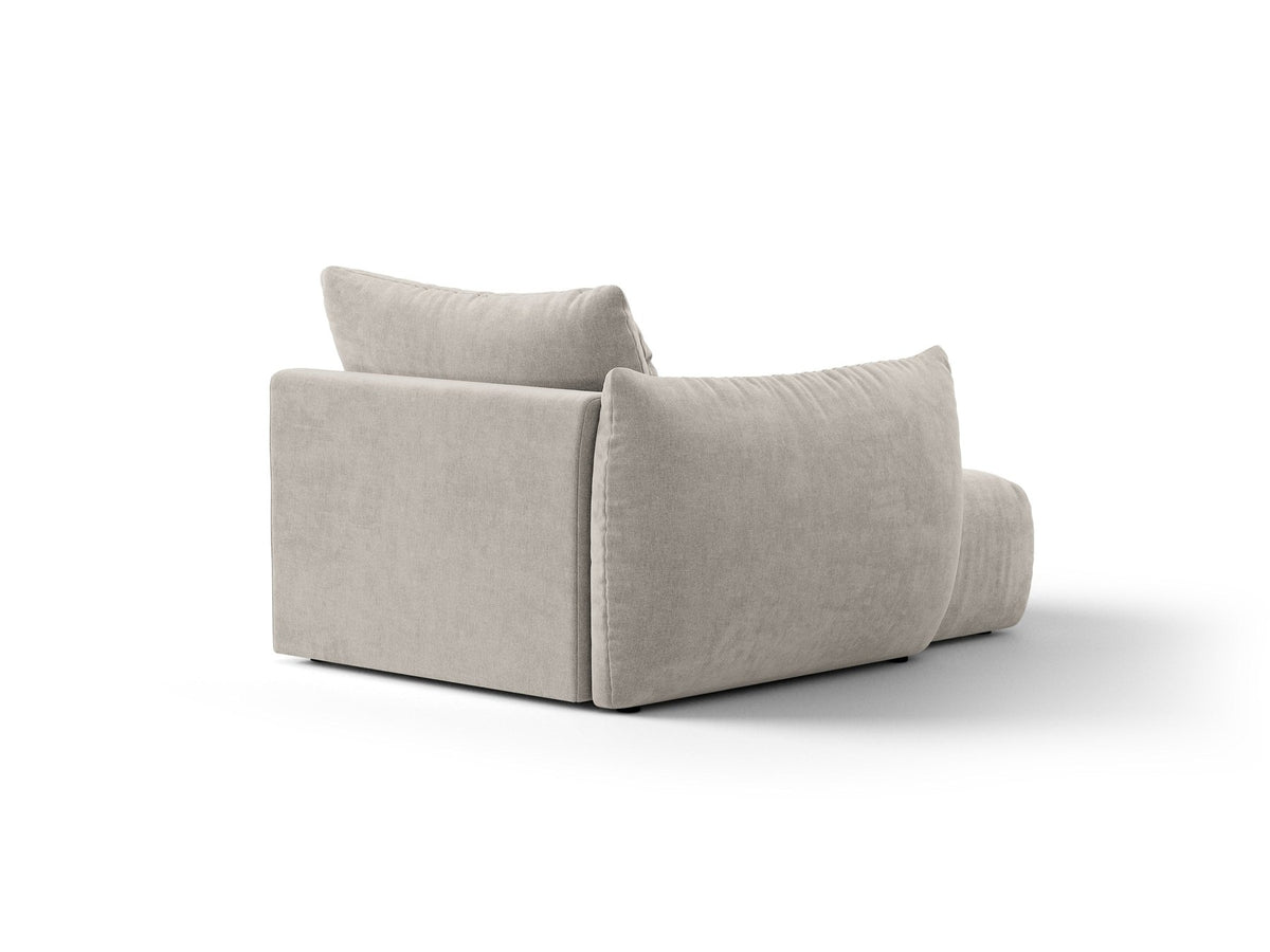 Beige Chaiselongue Bloom von Micadoni mit Veloursbezug Casino Pearl, schwarzen Kunststoffbeinen und gepolsterter Rückenlehne.