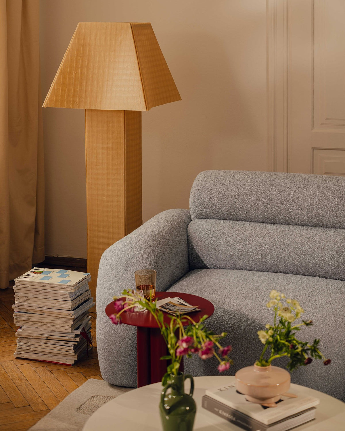 Modulares Sofa Neo Chaiselongue von Micadoni in dunklem Olivgrün mit hoher Rückenlehne und schwarzen Kunststoffbeinen aus Polypropylen.