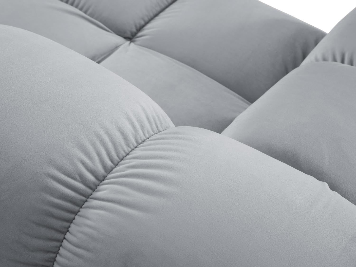 Stilvolles Bellis Velour Sofa Chaise Lounge in zartem Hellblau, perfekt für moderne Interiors. Flexibles, modulares Design von Micadoni.