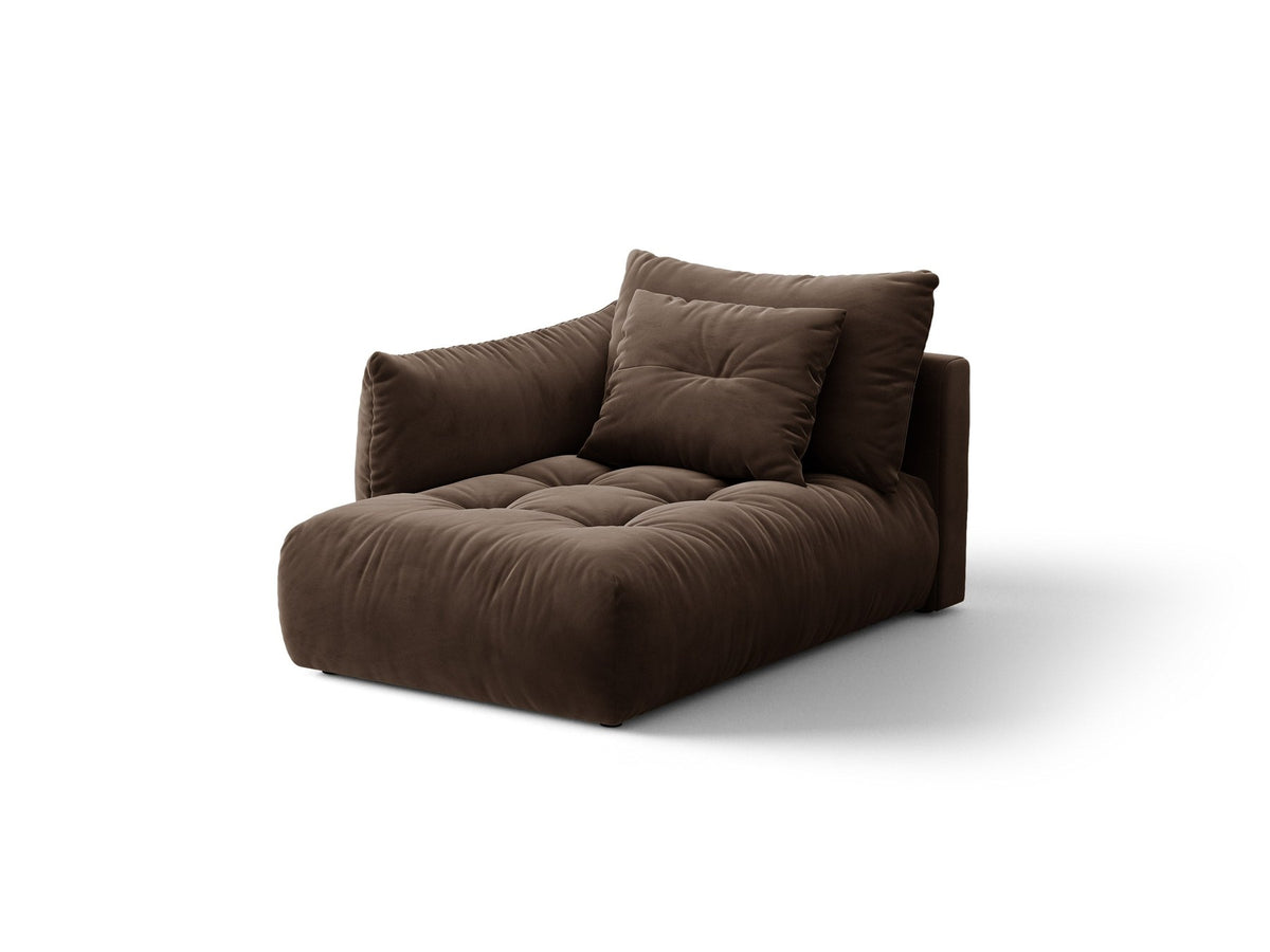 Beige Chaiselongue Bloom von Micadoni mit Veloursbezug Casino Pearl, schwarzen Kunststoffbeinen und gepolsterter Rückenlehne.