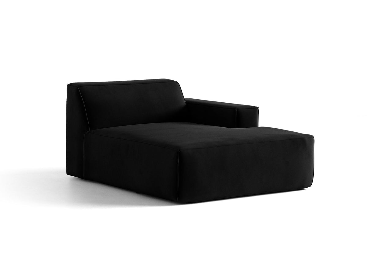Beige Chaiselongue Jodie von Micadoni mit Samtstoff-Bezug, schwarzen Kunststoffbeinen und modularer Sofa-Bauweise, rechte Ausrichtung.