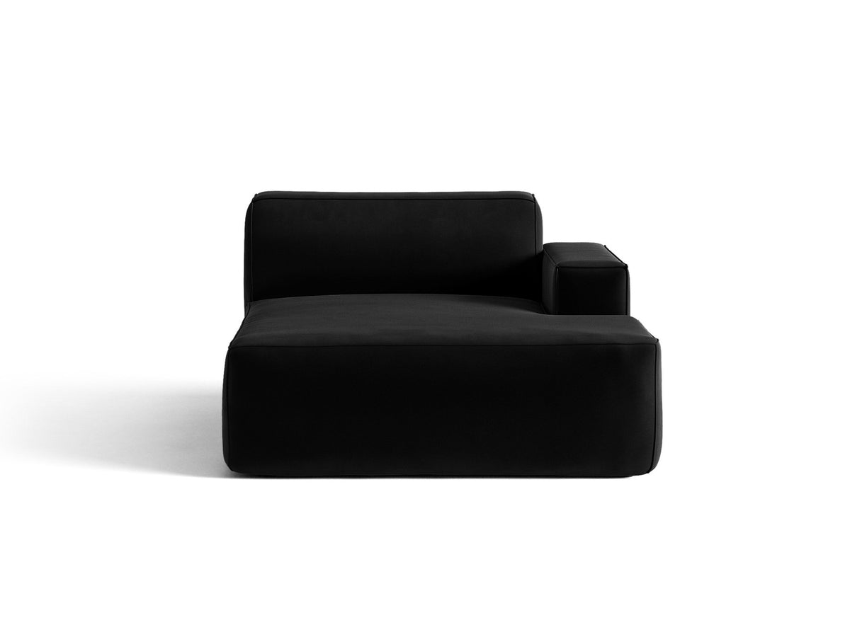 Beige Chaiselongue Jodie von Micadoni mit Samtstoff-Bezug, schwarzen Kunststoffbeinen und modularer Sofa-Bauweise, rechte Ausrichtung.