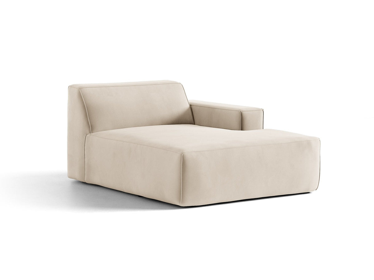 Beige Chaiselongue Jodie von Micadoni mit Samtstoff-Bezug, schwarzen Kunststoffbeinen und modularer Sofa-Bauweise, rechte Ausrichtung.