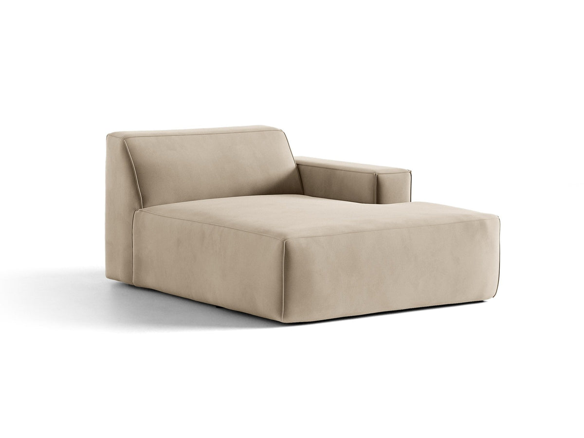 Beige Chaiselongue Jodie von Micadoni mit Samtstoff-Bezug, schwarzen Kunststoffbeinen und modularer Sofa-Bauweise, rechte Ausrichtung.