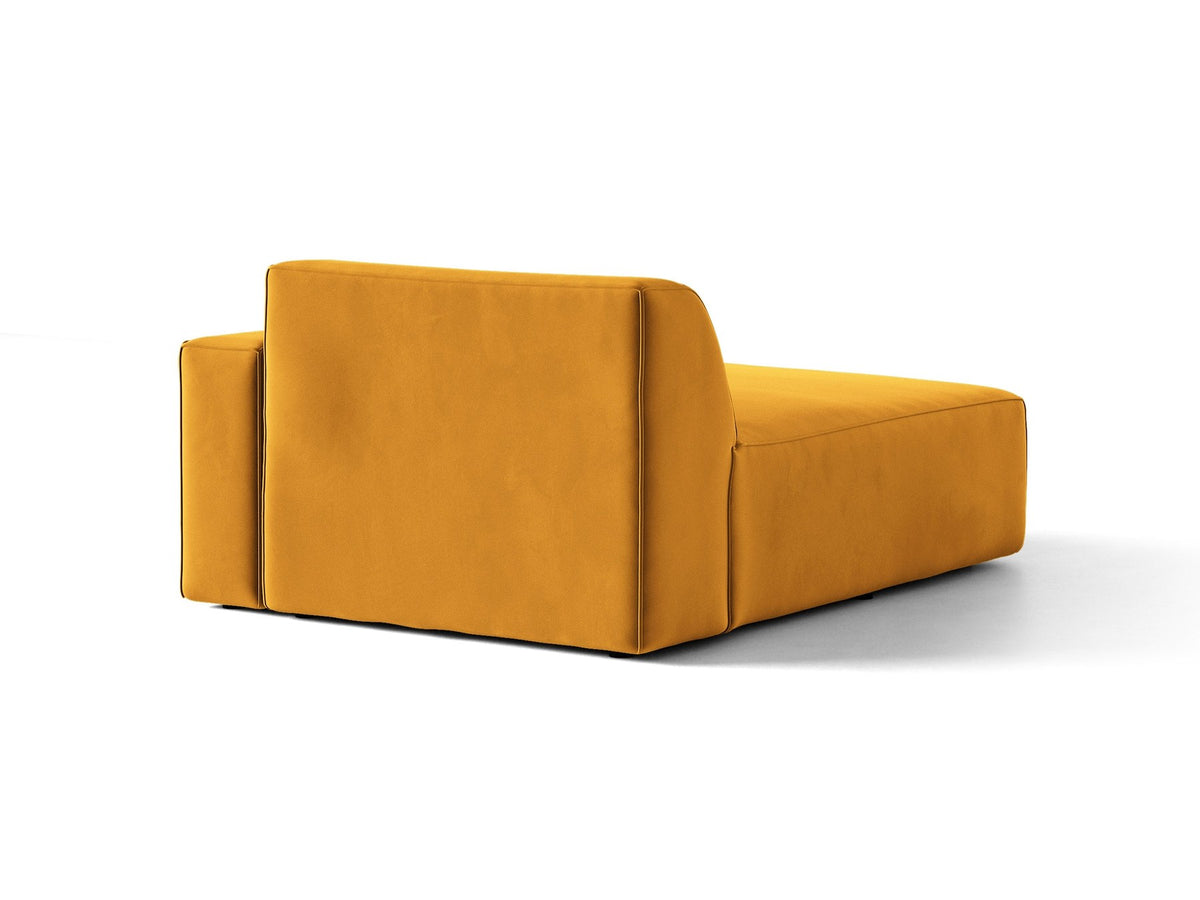 Beige Chaiselongue Jodie von Micadoni mit Samtstoff-Bezug, schwarzen Kunststoffbeinen und modularer Sofa-Bauweise, rechte Ausrichtung.