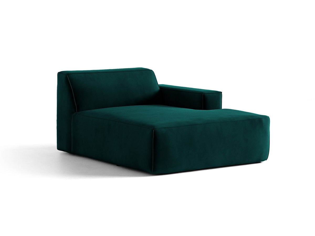 Beige Chaiselongue Jodie von Micadoni mit Samtstoff-Bezug, schwarzen Kunststoffbeinen und modularer Sofa-Bauweise, rechte Ausrichtung.