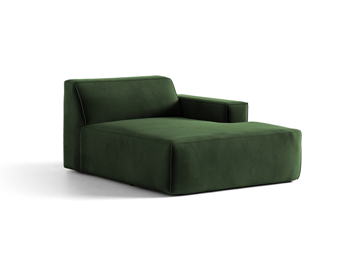 Beige Chaiselongue Jodie von Micadoni mit Samtstoff-Bezug, schwarzen Kunststoffbeinen und modularer Sofa-Bauweise, rechte Ausrichtung.