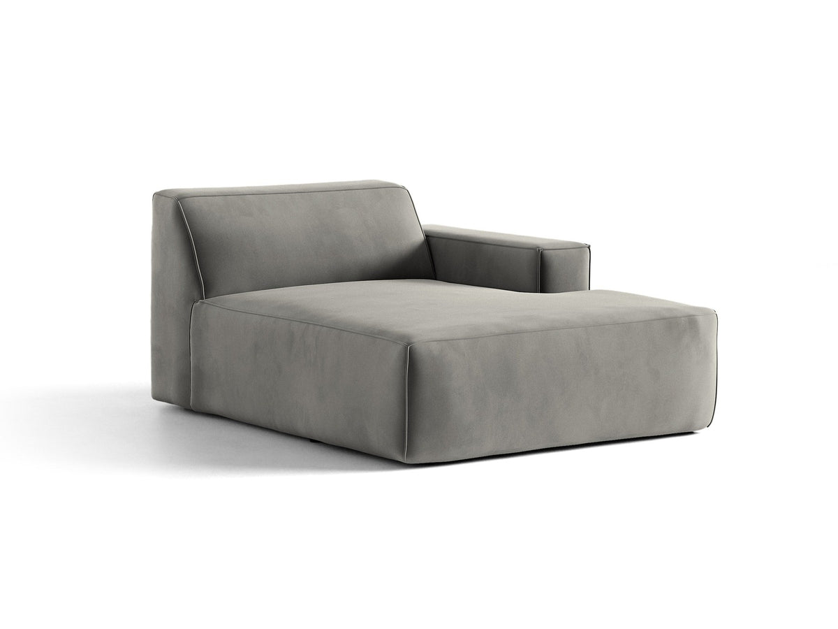 Beige Chaiselongue Jodie von Micadoni mit Samtstoff-Bezug, schwarzen Kunststoffbeinen und modularer Sofa-Bauweise, rechte Ausrichtung.