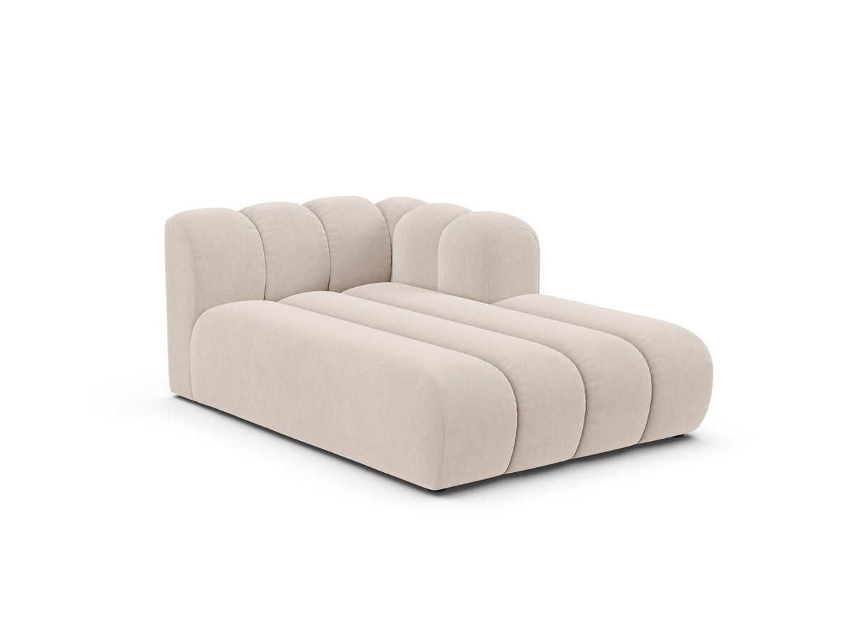 Lupine Chaiselongue von Micadoni, modulares Sofa in leichtem Beige mit Samtstoff, schwarze Kunststoffbeinen, rechte Ausrichtung.