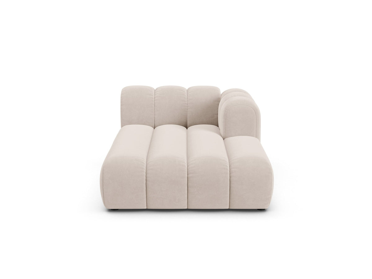 Lupine Chaiselongue von Micadoni, modulares Sofa in leichtem Beige mit Samtstoff, schwarze Kunststoffbeinen, rechte Ausrichtung.
