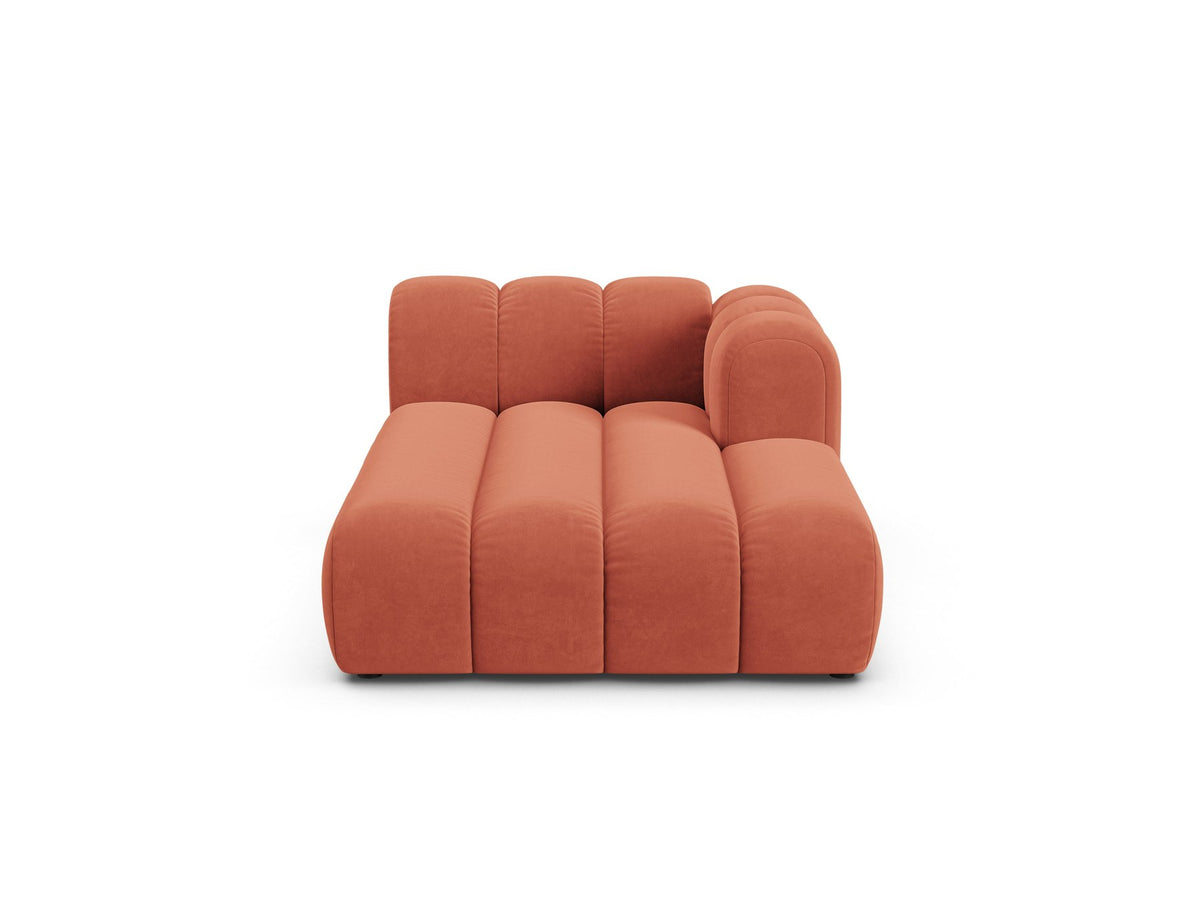Lupine Chaiselongue von Micadoni, modulares Sofa in leichtem Beige mit Samtstoff, schwarze Kunststoffbeinen, rechte Ausrichtung.
