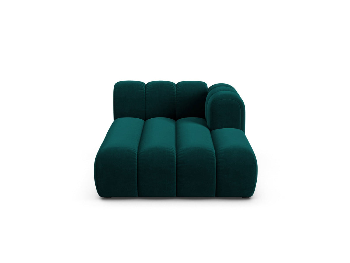 Lupine Chaiselongue von Micadoni, modulares Sofa in leichtem Beige mit Samtstoff, schwarze Kunststoffbeinen, rechte Ausrichtung.