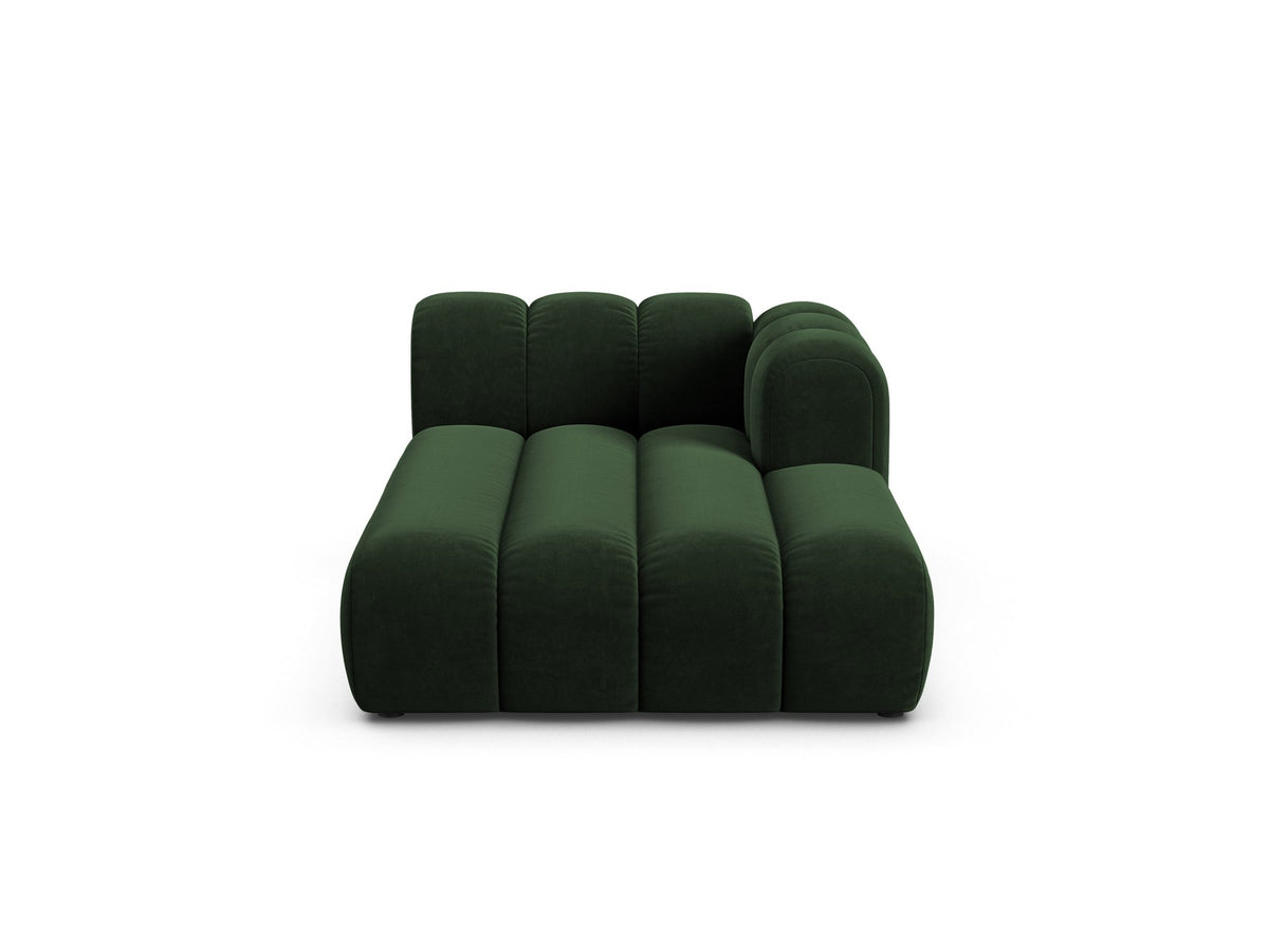 Lupine Chaiselongue von Micadoni, modulares Sofa in leichtem Beige mit Samtstoff, schwarze Kunststoffbeinen, rechte Ausrichtung.