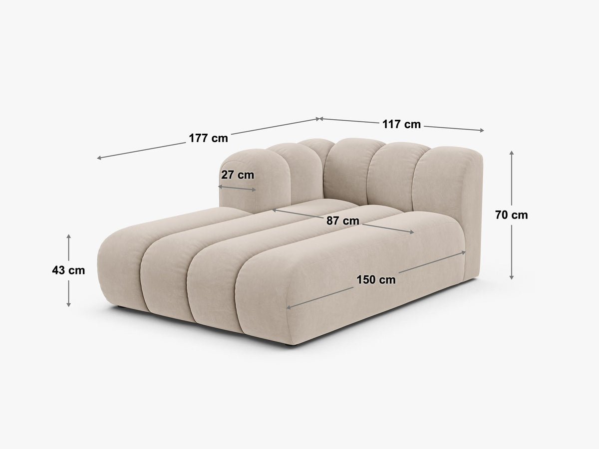 Lupine Chaiselongue von Micadoni, modulares Sofa in leichtem Beige mit Samtstoff, schwarze Kunststoffbeinen, rechte Ausrichtung.