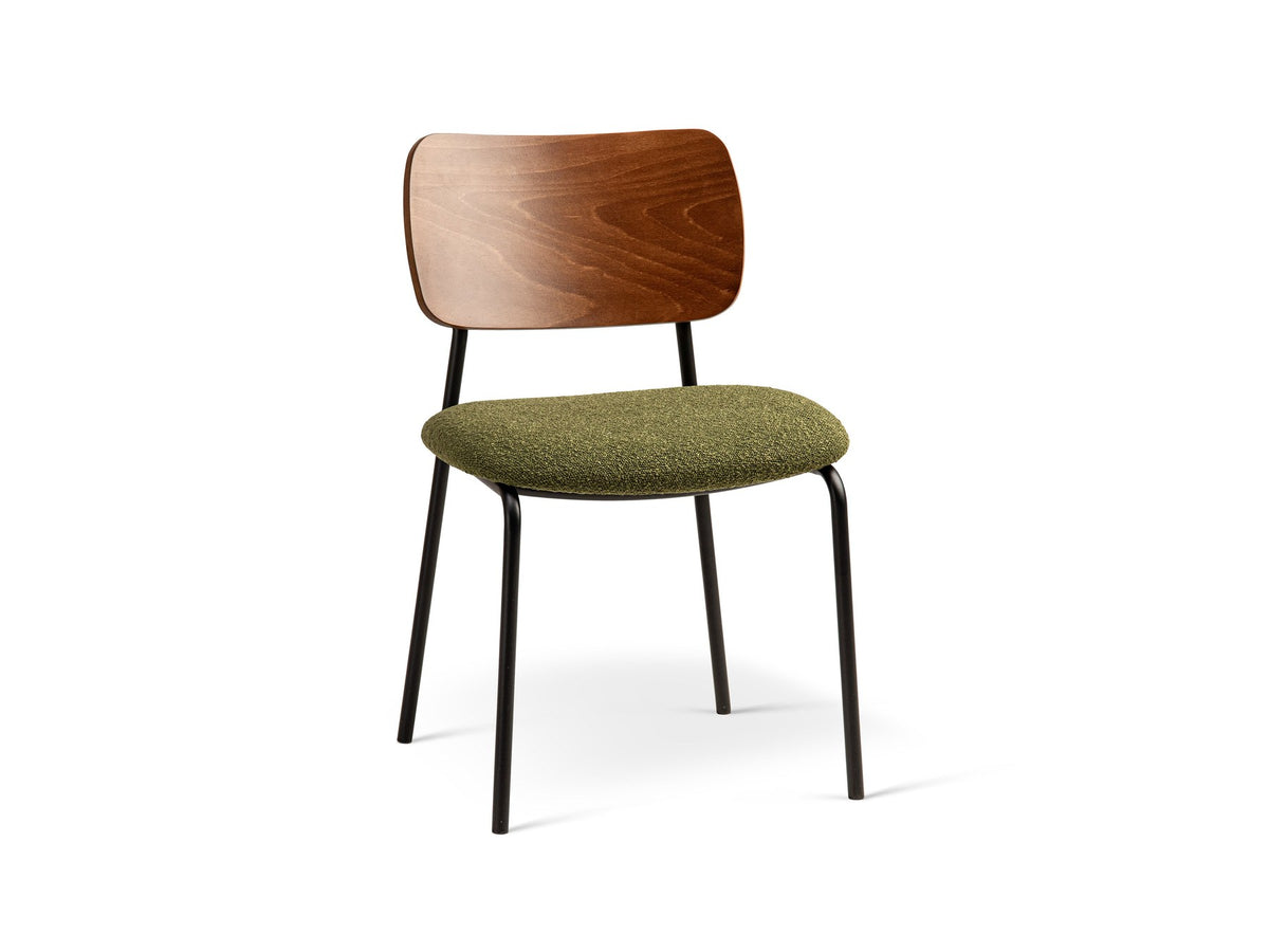 Beiger Samtstuhl mit gepolstertem Sitz aus Bouclé-Stoff, ergonomischer Rückenlehne aus Buchenholz und schwarzen Stahlbeinen im Esszimmer.