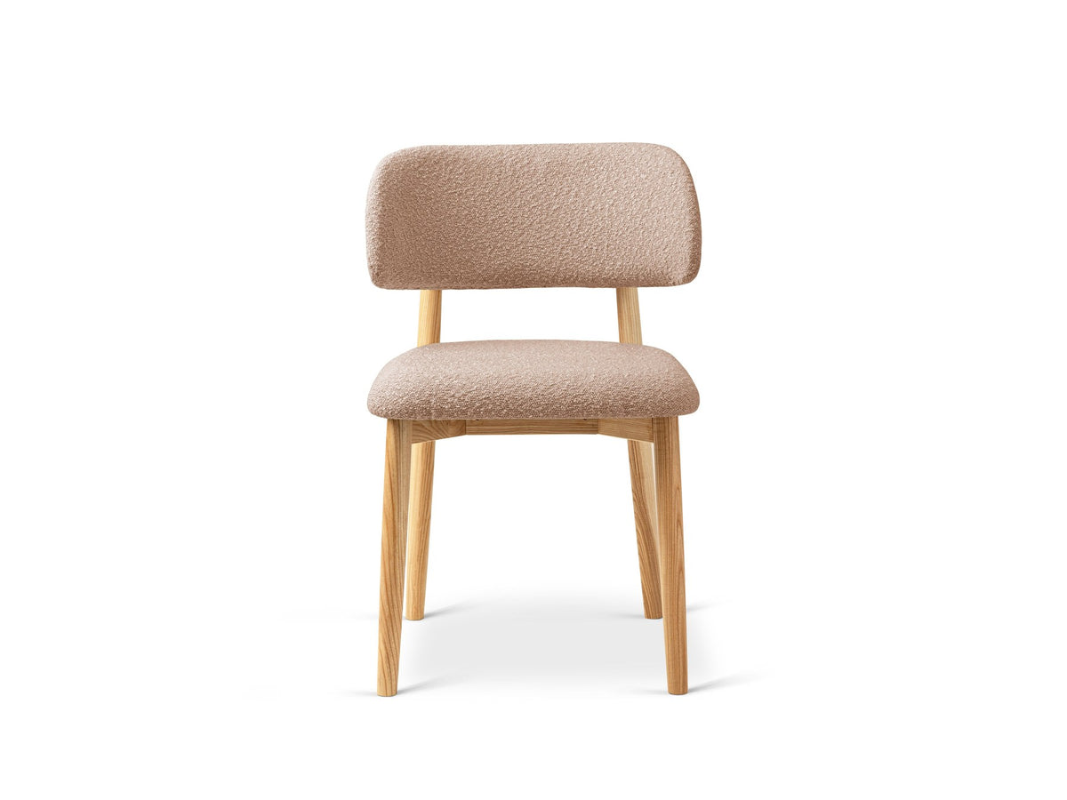 Stuhl Evan von Micadoni in Beige mit strukturiertem Bouclé-Bezug, Sitz- und Rückenpolster sowie Beinen aus natürlichem Buchenholz.