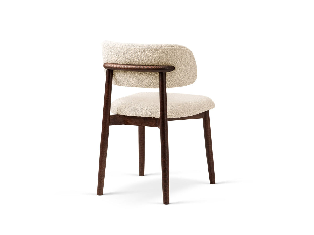 Beige gepolsterter Stuhl mit dick strukturiertem Bouclé-Stoff, gerader Rückenlehne und vier Beinen aus Nussbaumholz, Frontalansicht.