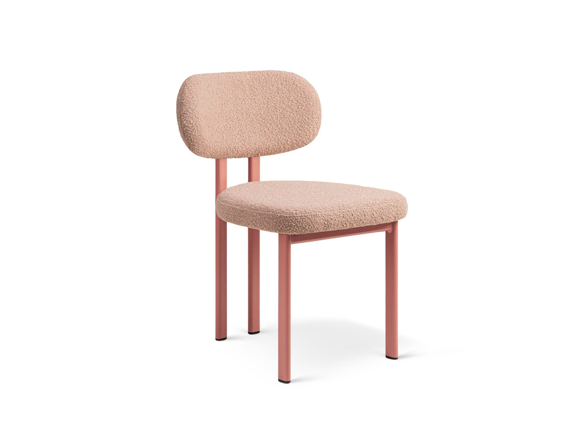 Produktfoto des Sam Samtiger Stuhls von Micadoni in Puderrosa mit Bouclé-Stoff, gepolstertem Sitz und schlanken Stahlbeinen im Flamingo-Design.