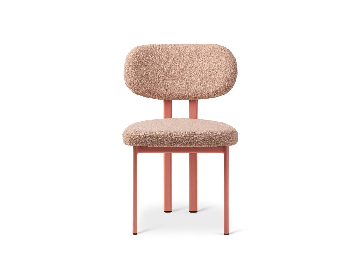 Produktfoto des Sam Samtiger Stuhls von Micadoni in Puderrosa mit Bouclé-Stoff, gepolstertem Sitz und schlanken Stahlbeinen im Flamingo-Design.