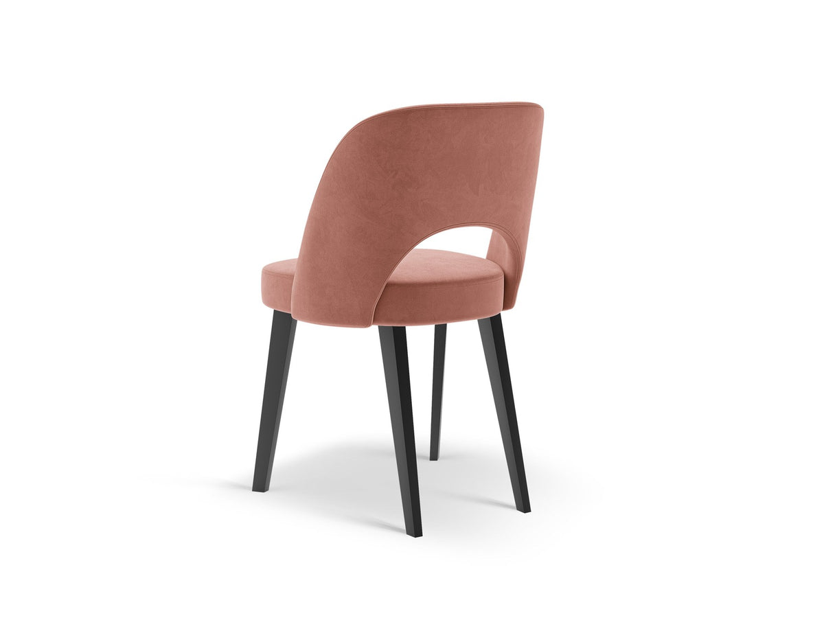 Hellgrauer Samtstuhl Bowe von Micadoni mit gepolsterter Rückenlehne, Aussparung im Rücken und schwarzen Holzbeinen, Frontalansicht.