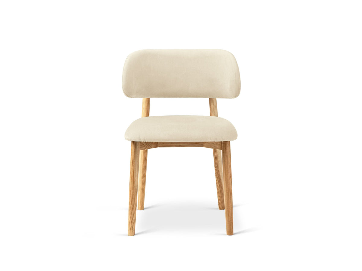 Stuhl Evan von Micadoni in Beige mit strukturiertem Bouclé-Bezug, Sitz- und Rückenpolster sowie Beinen aus natürlichem Buchenholz.