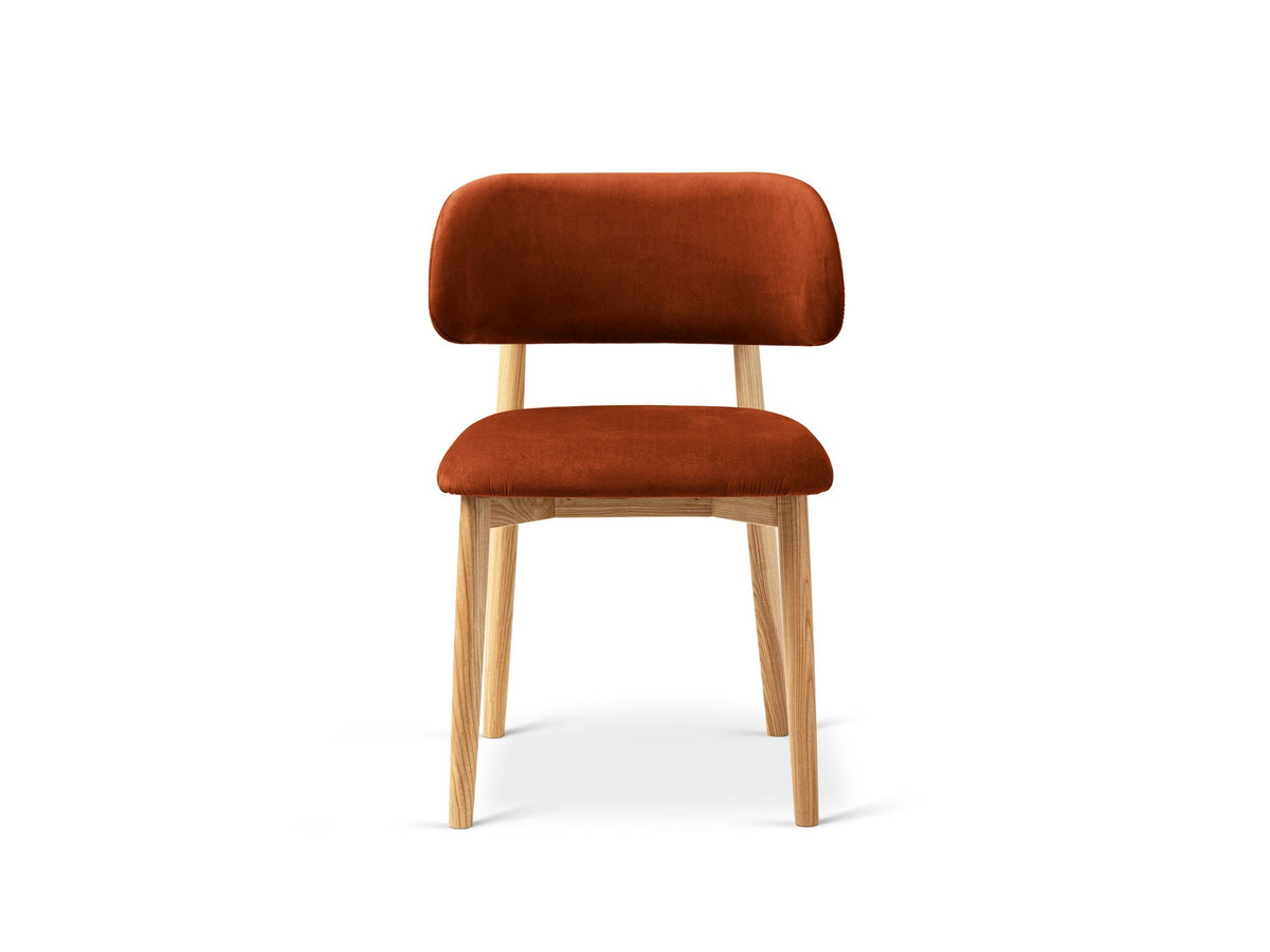 Stuhl Evan von Micadoni in Beige mit strukturiertem Bouclé-Bezug, Sitz- und Rückenpolster sowie Beinen aus natürlichem Buchenholz.