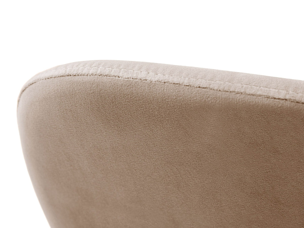 Produktfoto des Caroline Stuhls von Micadoni in Mandel Beige mit Samtstoff-Bezug, gepolsterter Rückenlehne und schlanken Stahlbeinen.
