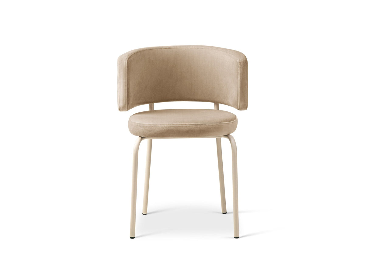 Samtstuhl Dora in Mandel beige mit gepolsterter Rückenlehne, niedriger Rückenlehnenform und Stahlbeinen in Creme, ohne Armlehnen.