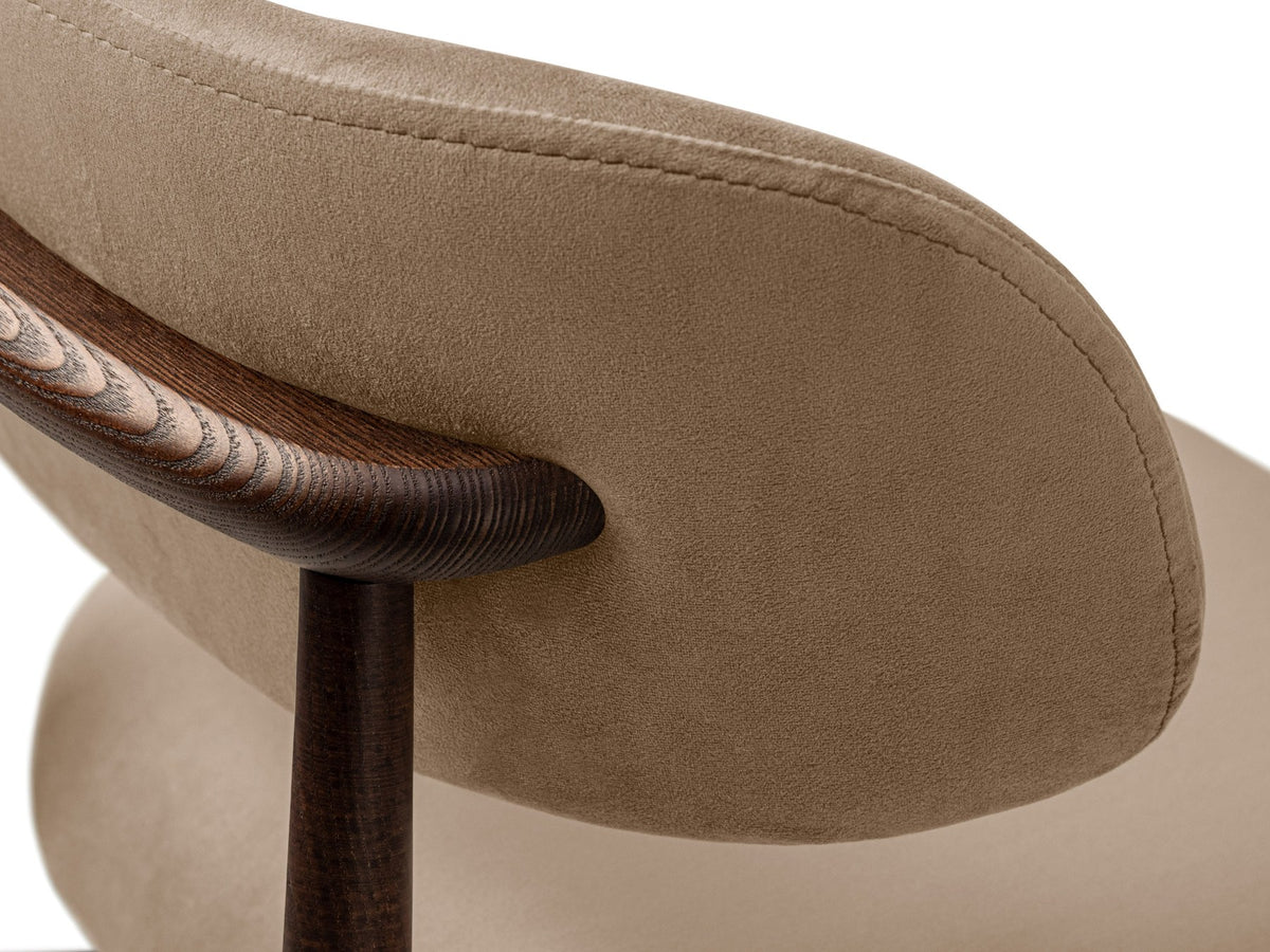 Beige gepolsterter Stuhl mit dick strukturiertem Bouclé-Stoff, gerader Rückenlehne und vier Beinen aus Nussbaumholz, Frontalansicht.